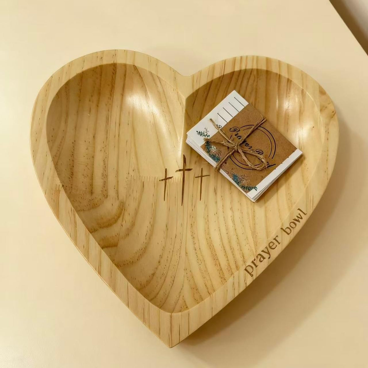Houten kom in hartvorm om te bidden