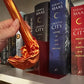 😱🐲 Nooit meer een saaie boekenkast! Deze draken-decoratie met vlam en warme LED-gloed zet een vuurspuwende draak tussen je boeken – hét gesprek van de dag. 50% KORTING!