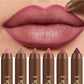 💋💄 50% KORTING! Aanbrengen, deppen, en je lippen blijven de hele dag fluweelzacht mat. Deze lip crayon smelt op je mond, maar geeft geen krimp – geen vlek op je koffiekopje, geen smudge na een zoen. Perfectie die blijft zitten.