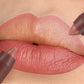 💋💄 50% KORTING! Aanbrengen, deppen, en je lippen blijven de hele dag fluweelzacht mat. Deze lip crayon smelt op je mond, maar geeft geen krimp – geen vlek op je koffiekopje, geen smudge na een zoen. Perfectie die blijft zitten.