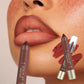 💋💄 50% KORTING! Aanbrengen, deppen, en je lippen blijven de hele dag fluweelzacht mat. Deze lip crayon smelt op je mond, maar geeft geen krimp – geen vlek op je koffiekopje, geen smudge na een zoen. Perfectie die blijft zitten.